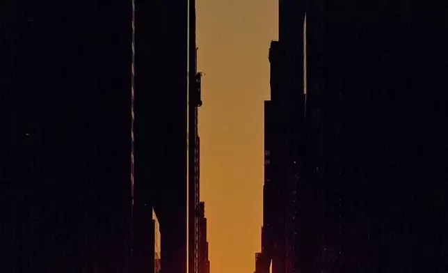 周四（2026年5月28日），紐約第42街，曼哈頓懸日期間，夕陽被建築物框住。(美聯社圖片/Andres Kudacki) AP圖片
