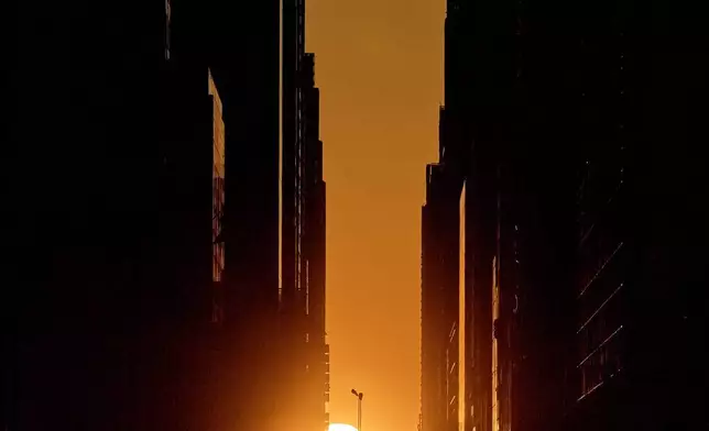 周四（2026年5月28日），紐約第42街，曼哈頓懸日期間，夕陽被建築物框住。(美聯社圖片/Andres Kudacki) AP圖片