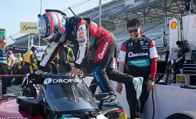 日本車手佐藤琢磨於2026年5月17日周日，在印第安納波利斯賽車場為印第安納波利斯500大賽練習期間，爬進其賽車。(美聯社圖片/Michael Conroy) AP圖片