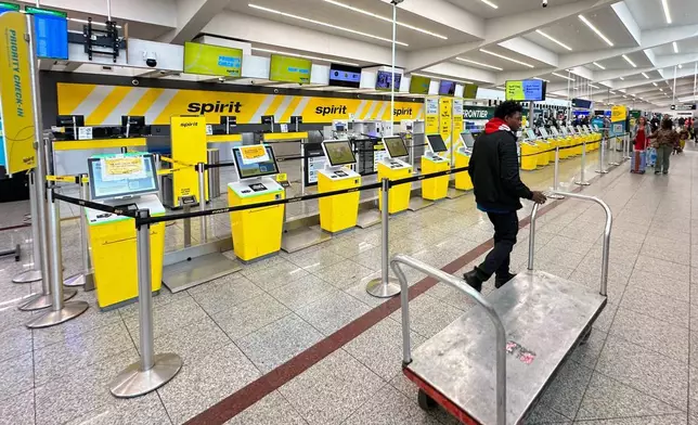 2026年5月2日周六，在精神航空停運後，一名機場員工走過該航空公司的櫃檯，攝於亞特蘭大哈茨菲爾德-傑克遜亞特蘭大國際機場。(美聯社圖片/Jeff Amy) AP圖片
