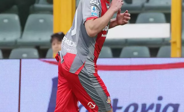 克雷莫納球員占美華迪在2026年5月10日周日於意大利克雷莫納舉行的意甲足球賽中，慶祝入球。 (美聯社圖片/Alberto Mariani/LaPresse) AP圖片