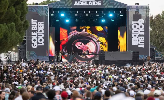 檔案圖片：2024年4月27日，澳洲阿德萊德（Adelaide）格蘭奇高爾夫俱樂部，LIV高爾夫阿德萊德站第二輪比賽後，費雪（Fisher）在球迷村表演。(Matt Turner/LIV Golf via AP, File) AP圖片