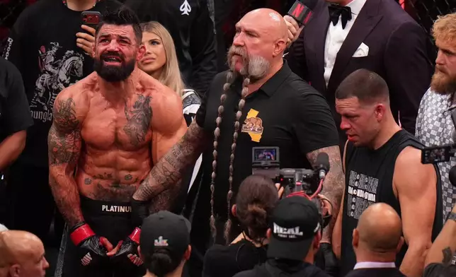 美國選手 Mike Perry（左）周六（2026年5月16日）在加州 Inglewood 舉行的次中量級綜合格鬥賽中擊敗美國選手 Nate Diaz（右）後慶祝。（美聯社圖片/Jae C. Hong） AP圖片