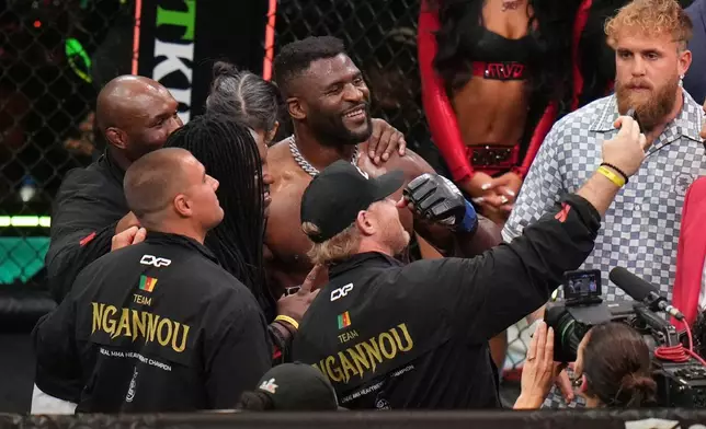 喀麥隆選手 Francis Ngannou（中）周六（2026年5月16日）在加州 Inglewood 舉行的重量級綜合格鬥賽中擊敗巴西選手 Philipe Lins 後慶祝，Jake Paul（右）在旁觀看。（美聯社圖片/Jae C. Hong） AP圖片