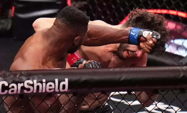 喀麥隆選手 Francis Ngannou（左）周六（2026年5月16日）在加州 Inglewood 舉行的重量級綜合格鬥賽中，出拳擊打巴西選手 Philipe Lins。（美聯社圖片/Jae C. Hong） AP圖片