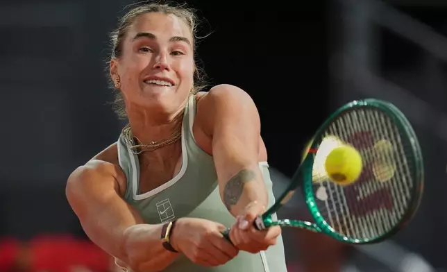 白俄羅斯的莎芭蘭卡（Aryna Sabalenka）在西班牙馬德里舉行的馬德里公開賽網球賽中，回擊美國的巴蒂斯特（Hailey Baptiste）的球。攝於2026年4月28日周二。(美聯社圖片/Manu Fernandez) AP圖片