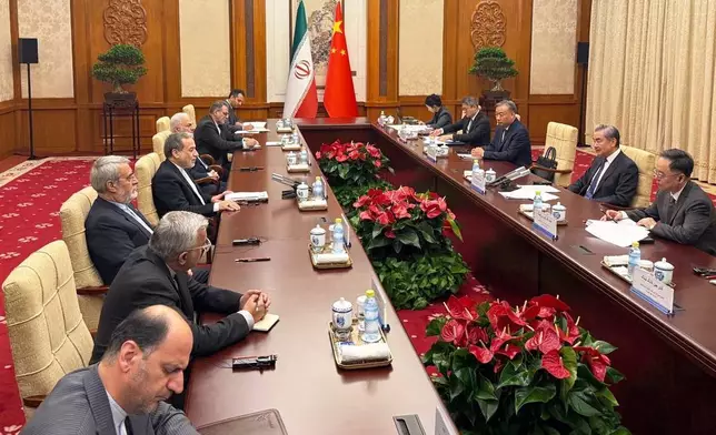 伊朗外交部長阿拉奇（Abbas Araghchi）的Telegram頻道發布此照片，顯示中國外交部長王毅（右二）與伊朗外交部長阿拉奇（左中）及其代表團，於2026年5月6日周三在中國北京會面。(伊朗外交部長Telegram頻道圖片/美聯社) AP圖片