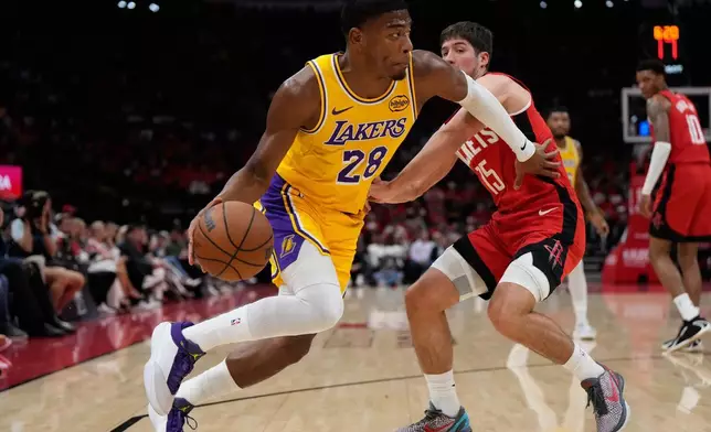 2026年5月1日周五，洛杉磯湖人前鋒八村壘（28號）在侯斯頓舉行的NBA季後賽首圈第六場上半場，控球面對侯斯頓火箭後衛薛柏特（15號）。(美聯社圖片/Ashley Landis) AP圖片