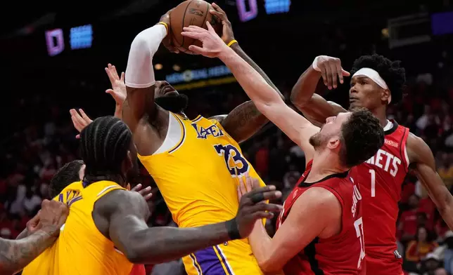 2026年5月1日周五，侯斯頓火箭中鋒森根（28號）在侯斯頓舉行的NBA季後賽首圈第六場上半場，對洛杉磯湖人前鋒勒邦占士（23號）犯規。(美聯社圖片/Ashley Landis) AP圖片
