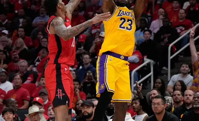 2026年5月1日周五，洛杉磯湖人前鋒勒邦占士（23號）在侯斯頓舉行的NBA季後賽首圈第六場上半場，面對侯斯頓火箭前鋒小史密夫（10號）投籃。(美聯社圖片/Ashley Landis) AP圖片
