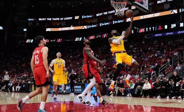 2026年5月1日周五，洛杉磯湖人前鋒勒邦占士（23號）在侯斯頓舉行的NBA季後賽首圈第六場上半場，對陣侯斯頓火箭時投籃。(美聯社圖片/Ashley Landis) AP圖片