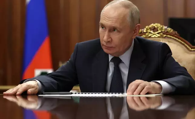 俄羅斯總統普京（Vladimir Putin）周四（2026年5月7日）在莫斯科克里姆林宮與俄羅斯國家技術集團（Rostec State Corporation）行政總裁切梅佐夫（Sergei Chemezov）會面期間聆聽對方講話。(美聯社圖片/Mikhail Metzel/俄羅斯衛星通訊社/克里姆林宮新聞處) AP圖片