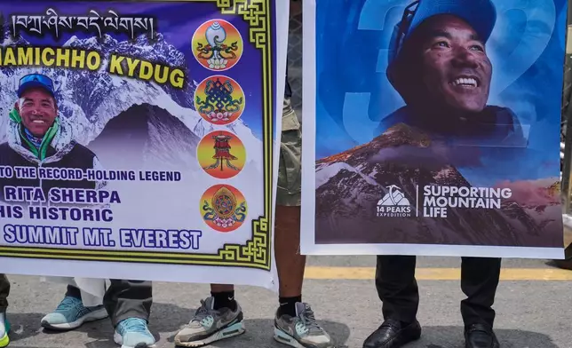 2026年5月22日周五，著名雪巴登山嚮導卡米·麗塔，在第32次成功登頂珠穆朗瑪峰後返回尼泊爾加德滿都，親友在場等候。(美聯社圖片/Niranjan Shrestha) AP圖片