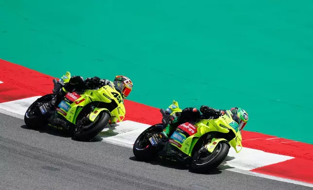 意大利車手、Pertamina Enduro VR46 Racing Team的法蘭高·莫比德利（前），周日（2026年5月17日）在西班牙巴塞隆拿附近蒙特梅洛舉行的加泰羅尼亞大獎賽MotoGP賽事中駕駛電單車，後方為同隊的意大利車手法比奧·迪真拿東尼奧。(美聯社圖片/Joan Monfort) AP圖片