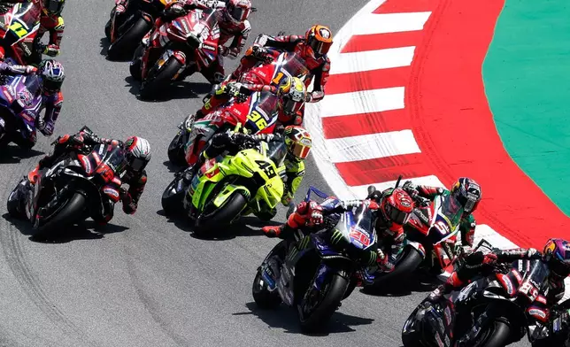意大利車手、Pertamina Enduro VR46 Racing Team的法比奧·迪真拿東尼奧（中），周日（2026年5月17日）在西班牙巴塞隆拿附近蒙特梅洛舉行的加泰羅尼亞大獎賽MotoGP賽事中駕駛電單車。(美聯社圖片/Joan Monfort) AP圖片