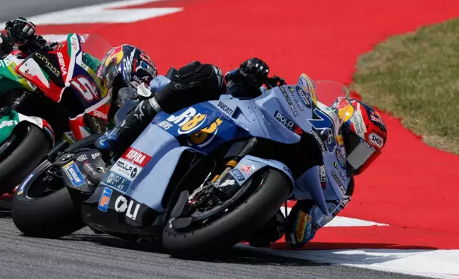 西班牙車手、BK8 Gresini Racing MotoGP的艾力士·馬昆斯（前），周日（2026年5月17日）在西班牙巴塞隆拿附近蒙特梅洛舉行的加泰羅尼亞大獎賽MotoGP賽事中駕駛電單車，後方為法國車手、CASTROL Honda LCR的約翰·薩爾科。(美聯社圖片/Joan Monfort) AP圖片