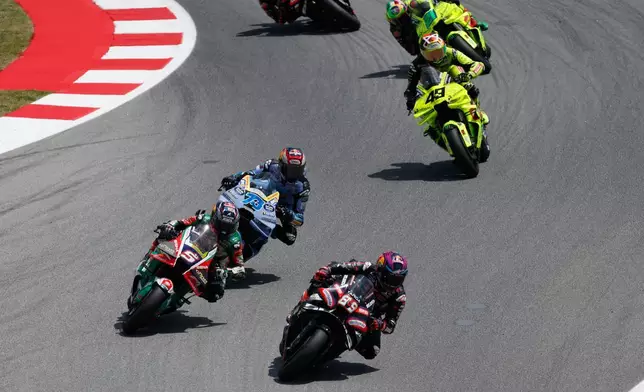 西班牙車手、Aprilia Racing的佐治·馬田（前），周日（2026年5月17日）在西班牙巴塞隆拿附近蒙特梅洛舉行的加泰羅尼亞大獎賽MotoGP賽事中駕駛電單車，後方為法國車手、CASTROL Honda LCR的約翰·薩爾科及西班牙車手、BK8 Gresini Racing MotoGP的艾力士·馬昆斯。(美聯社圖片/Joan Monfort) AP圖片