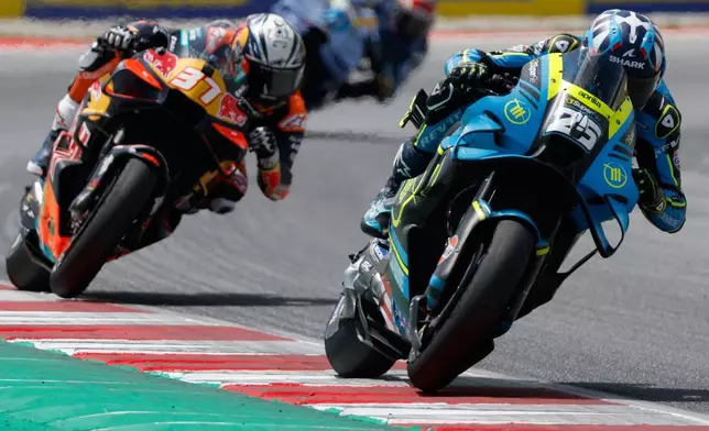 西班牙車手、Trackhouse MotoGP Team的勞爾·費爾南德斯（前），周日（2026年5月17日）在西班牙巴塞隆拿附近蒙特梅洛舉行的加泰羅尼亞大獎賽MotoGP賽事中駕駛電單車，後方為西班牙車手、Red Bull KTM Factory Racing的佩德羅·阿科斯塔及西班牙車手、BK8 Gresini Racing MotoGP的艾力士·馬昆斯。(美聯社圖片/Joan Monfort) AP圖片