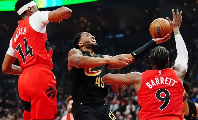 2026年5月1日周五，NBA季後賽首圈第六場，克里夫蘭騎士的米曹（Donovan Mitchell）在上半場投籃，多倫多速龍的禾達（Ja'kobe Walter）及巴域特（RJ Barrett）防守。(美聯社圖片/Nathan Denette/The Canadian Press) AP圖片