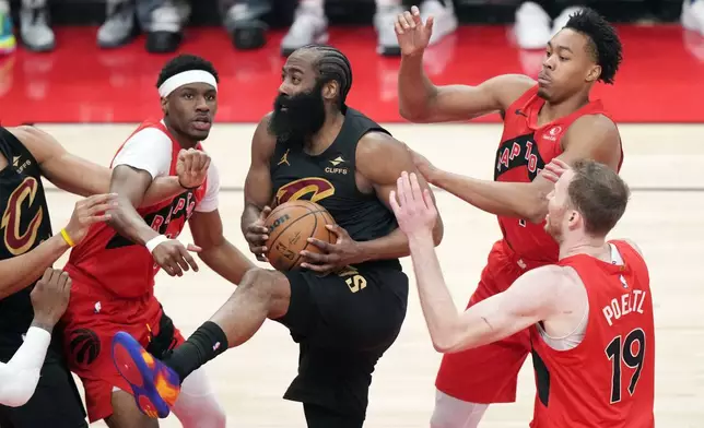 2026年5月1日周五，NBA季後賽首圈第六場，克里夫蘭騎士的夏登（James Harden）在上半場被多倫多速龍球員包圍。(美聯社圖片/Nathan Denette/The Canadian Press) AP圖片
