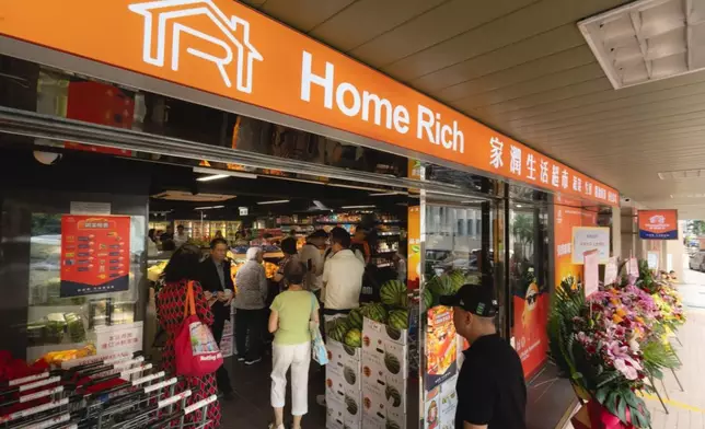 最新開幕位於炮台山的家潤超市其門如市，深受市民歡迎