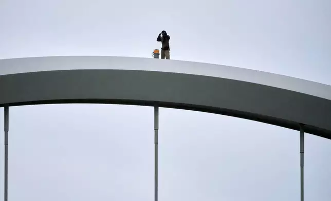 45歲的吉多·賴希施塔特於2026年5月6日周三在華盛頓弗雷德里克道格拉斯紀念橋頂部。賴希施塔特在進行了六日抗議後已下來。(美聯社圖片/Julia Demaree-Nikhinson) AP圖片