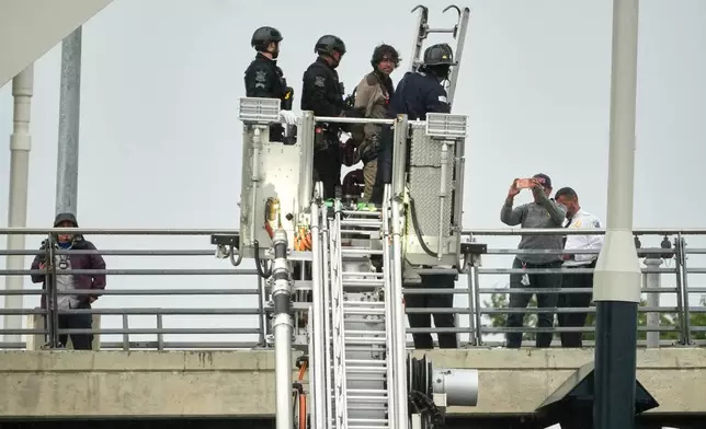 緊急救援人員於2026年5月6日周三在華盛頓將45歲的吉多·賴希施塔特從弗雷德里克道格拉斯紀念橋上移走。賴希施塔特上周攀上華盛頓弗雷德里克道格拉斯紀念橋頂部，在進行了六日抗議後已下來。(美聯社圖片/Julia Demaree-Nikhinson) AP圖片