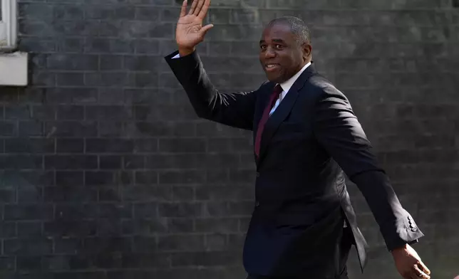 英國副首相大衛林美於2026年5月12日周二抵達倫敦唐寧街出席內閣會議。首相施紀賢正因越來越多不滿的議員要求他下台，面臨其權威的最大威脅。(美聯社圖片/Kirsty Wigglesworth) AP圖片