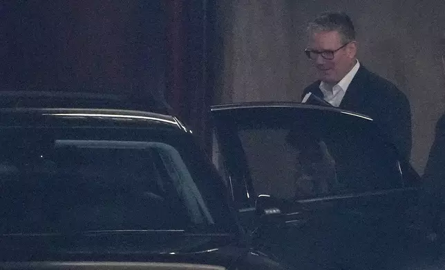 英國首相施紀賢於2026年5月11日周一在倫敦滑鐵盧的硬幣街社區中心發表講話後，上車離開。(美聯社圖片/Kin Cheung) AP圖片