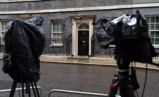 記者在倫敦唐寧街10號外，等候英國首相施紀賢現身，攝影機蓋上防雨罩。攝於2026年5月11日周一。(美聯社圖片/Alberto Pezzali) AP圖片
