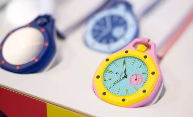 瑞士比爾（Biel/Bienne）Swatch總部旁的Swatch Drive-Thru門店，展示Swatch與愛彼（Audemars Piguet）合作推出的全新Royal Pop腕錶。攝於2026年5月16日周六。(美聯社圖片/Anthony Anex/Keystone) AP圖片