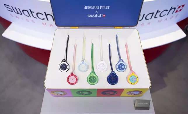 瑞士比爾（Biel/Bienne）Swatch總部旁的Swatch Drive-Thru門店，展示Swatch與愛彼（Audemars Piguet）合作推出的全新Royal Pop腕錶。攝於2026年5月16日周六。(美聯社圖片/Anthony Anex/Keystone) AP圖片