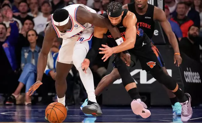 費城七十六人中鋒波拿（Adem Bona）（右）在周三（2026年5月6日）紐約舉行的NBA季後賽第二圈第二仗上半場，與紐約人後衛夏特（Josh Hart）爭奪控球權。(美聯社圖片/Yuki Iwamura) AP圖片