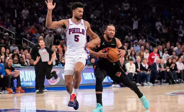 紐約人後衛班臣（Jalen Brunson）（右）在周三（2026年5月6日）紐約舉行的NBA季後賽第二圈第二仗上半場，突破費城七十六人後衛格林斯（Quentin Grimes）（5號）。(美聯社圖片/Yuki Iwamura) AP圖片