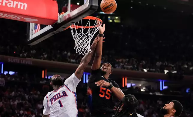 紐約人中鋒赫克波蒂（Ariel Hukporti）（55號）在周三（2026年5月6日）紐約舉行的NBA季後賽第二圈第二仗上半場，與費城七十六人中鋒祖蒙特（Andre Drummond）（1號）爭奪控球權。(美聯社圖片/Yuki Iwamura) AP圖片