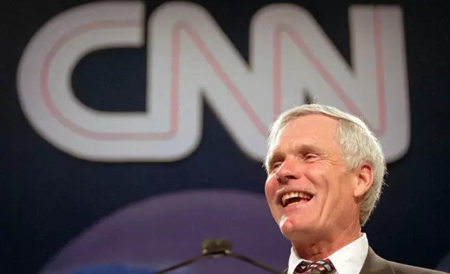 資料圖片：1995年5月4日，泰德特納（Ted Turner）在亞特蘭大（Atlanta）的CNN世界報道貢獻者晚宴上發言。(美聯社圖片/John Bazemore) AP圖片