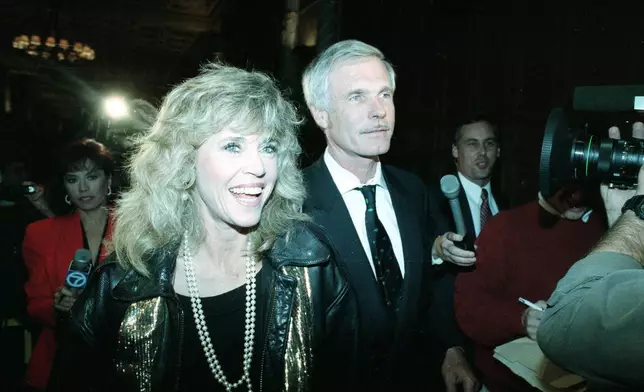 資料圖片：1990年11月6日，演員兼政治活動家珍芳達（Jane Fonda）與傳媒大亨泰德特納（Ted Turner）抵達洛杉磯（Los Angeles）一個支持128號提案的派對。(美聯社圖片/Reed Saxon) AP圖片