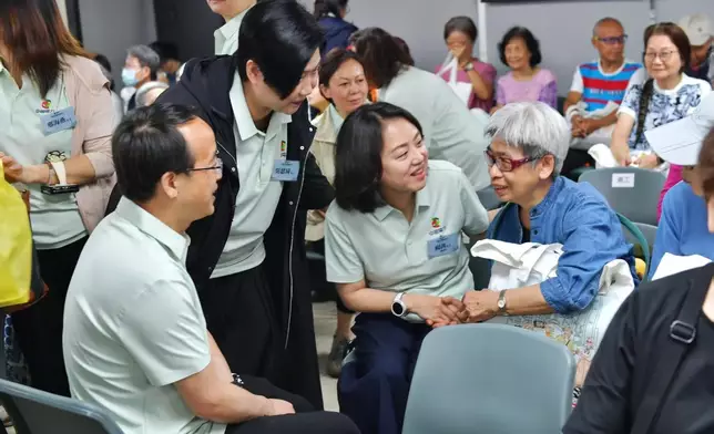 中國電力副總裁林杰與楊茜與長者親切傾談，表達對長者健康的關懷。