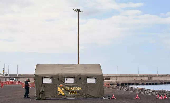 一名西班牙國民警衛隊警員在西班牙加那利群島特內里費島格拉納迪利亞港口，檢查洪迪厄斯號郵輪乘客預計抵達的區域，攝於2026年5月9日周六。(美聯社圖片/Manu Fernandez) AP圖片