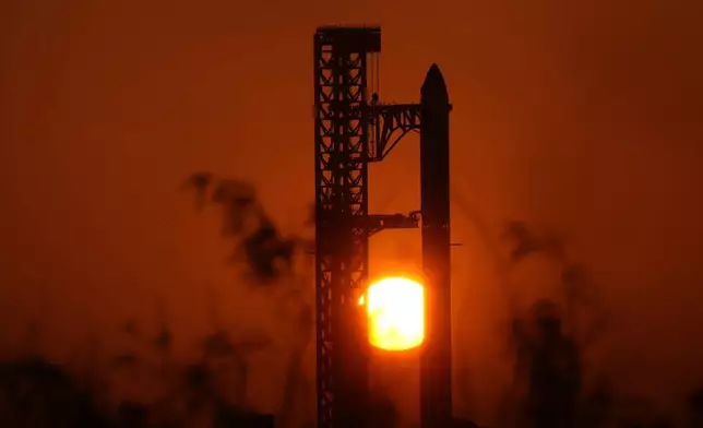 2026年5月22日周五，SpaceX巨型火箭「星艦」在德州「星際基地」準備試飛，太陽從其後方升起。(美聯社圖片/Eric Gay) AP圖片