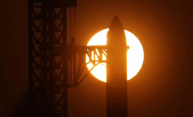 2026年5月22日周五，SpaceX巨型火箭「星艦」在德州「星際基地」準備試飛，太陽從其後方升起。(美聯社圖片/Eric Gay) AP圖片