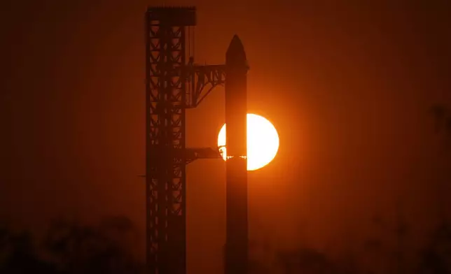 2026年5月22日周五，SpaceX巨型火箭「星艦」在德州「星際基地」準備試飛，太陽從其後方升起。(美聯社圖片/Eric Gay) AP圖片
