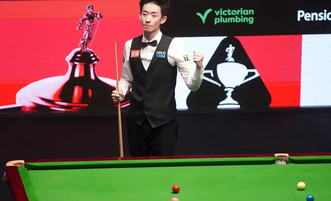 中國選手吳宜澤周一在英格蘭錫菲擊敗英格蘭選手桑恩梅菲，贏得世界桌球錦標賽後慶祝。(美聯社圖片/Ian Hodgson) AP圖片