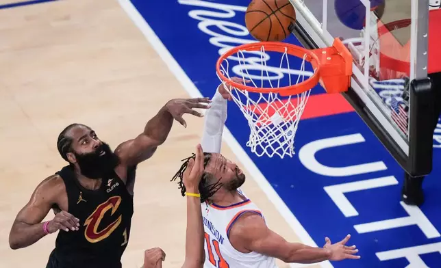2026年5月19日周二，紐約人後衛謝倫布朗臣（11號）在紐約舉行的NBA季後賽東岸決賽首場賽事上半場，在克里夫蘭騎士後衛占士夏登（1號）面前投籃。(美聯社圖片/Yuki Iwamura) AP圖片