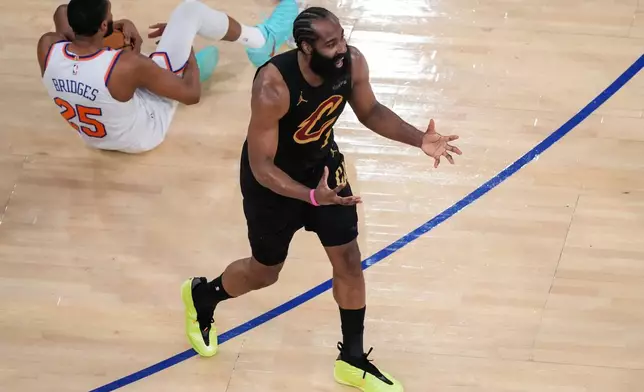 2026年5月19日周二，在紐約舉行的NBA季後賽東岸決賽首場賽事下半場，克里夫蘭騎士後衛占士夏登（1號）對紐約人後衛米高布歷治斯（25號）犯規後作出反應。(美聯社圖片/Yuki Iwamura) AP圖片
