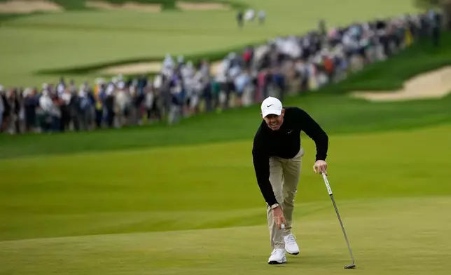 北愛爾蘭球手羅里·麥克羅伊（Rory McIlroy）在2026年5月14日周四，賓夕法尼亞州紐敦廣場阿羅尼明克高爾夫球會舉行的PGA錦標賽首輪練習賽中，於第10洞果嶺從洞中取球。(美聯社圖片/Carolyn Kaster) AP圖片