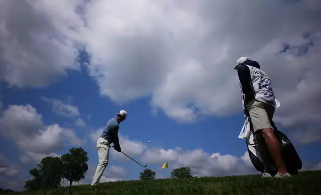比利·霍舍爾（Billy Horschel）在2026年5月14日周四，賓夕法尼亞州紐敦廣場阿羅尼明克高爾夫球會舉行的PGA錦標賽首輪練習賽中，將球切上果嶺。(美聯社圖片/Matt Slocum) AP圖片