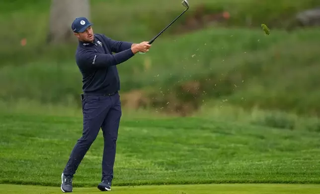 布賴森·德尚博（Bryson DeChambeau）在2026年5月14日周四，賓夕法尼亞州紐敦廣場阿羅尼明克高爾夫球會舉行的PGA錦標賽首輪練習賽中，於第10洞球道擊球。(美聯社圖片/Frank Franklin II) AP圖片