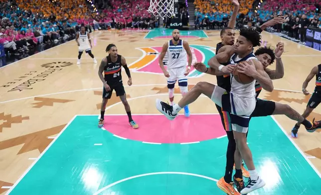 周一（2026年5月4日）聖安東尼奧舉行的NBA季後賽第二圈首戰下半場，明尼蘇達木狼後衛特倫斯沙倫（小）（Terrence Shannon Jr.）（1號，前）持球，聖安東尼奧馬刺後衛迪倫夏柏（Dylan Harper）（2號，中）及前鋒兼中鋒維克多雲班耶馬（Victor Wembanyama）（1號，後）防守。(美聯社圖片/Eric Gay) AP圖片