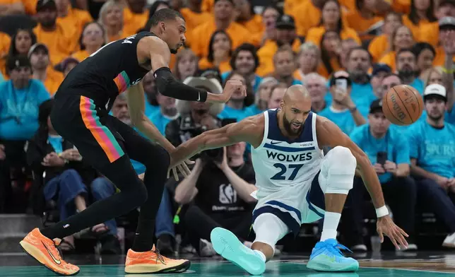 明尼蘇達木狼中鋒魯迪高拔（Rudy Gobert）（27號）在周一（2026年5月4日）聖安東尼奧舉行的NBA季後賽第二圈首戰上半場，在聖安東尼奧馬刺前鋒維克多雲班耶馬（Victor Wembanyama）（1號）防守下失去控球權。(美聯社圖片/Eric Gay) AP圖片